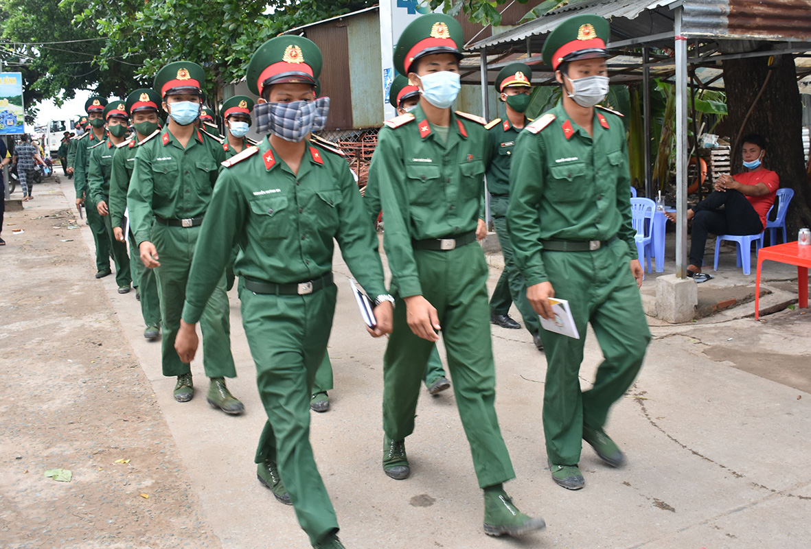 Cử tri là chiến sĩ lực lượng vũ trang trên xã đảo Thổ Châu (TP. Phú Quốc) đi bầu cử sớm ngày 21-5. Ảnh: QUỐC TRINH